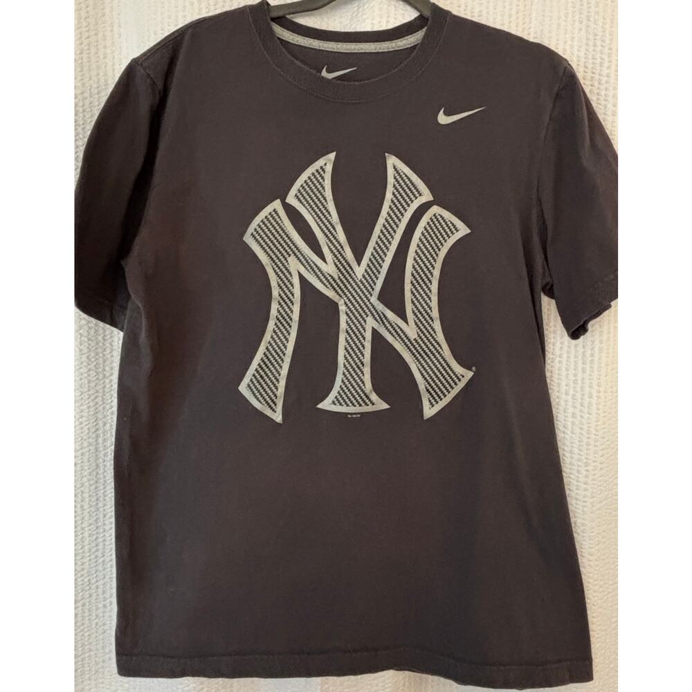 Nike NY Yankees T-Shirt Men’s Medium Gray MLB Baseball Logo Nike Swoosh
